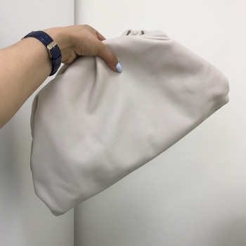 Клатч  THE POUCH IN BUTTER CALF Bottega Veneta Артикул BMS-38045. Вид 4