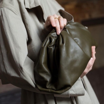  Клатч  THE POUCH IN BUTTER CALF Bottega Veneta Артикул BMS-38095. Вид 1