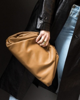 Клатч  THE POUCH IN BUTTER CALF Bottega Veneta Артикул BMS-38096. Вид 2