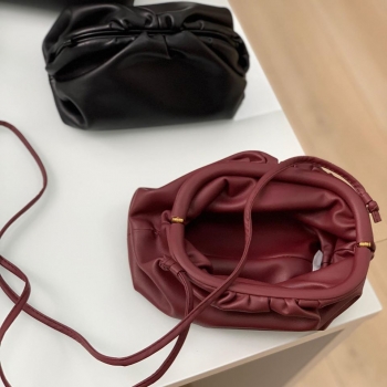 Сумка женская Bottega Veneta Pouch  Артикул BMS-42934. Вид 2