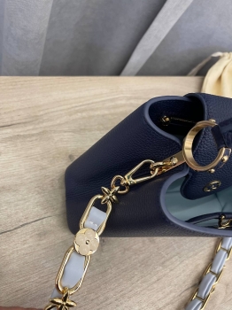 Сумка женская Capucines Louis Vuitton Артикул BMS-132117. Вид 3
