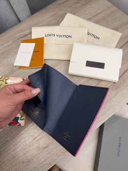 Обложка на паспорт  Louis Vuitton Артикул BMS-132773. Вид 3