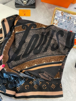 Платок 140*140 Louis Vuitton Артикул BMS-135048. Вид 3