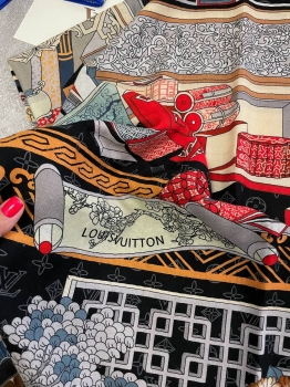 Платок 140*140 Louis Vuitton Артикул BMS-135049. Вид 2