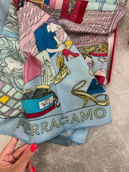 Платок 140*140 Salvatore Ferragamo Артикул BMS-135055. Вид 3