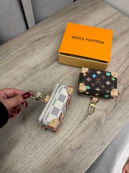 Брелок Louis Vuitton Артикул BMS-139559. Вид 3