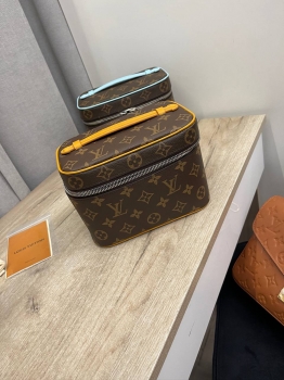 Несессер  Nice mini из вощеной канвы Monogram Macassar Louis Vuitton Артикул BMS-139784. Вид 8