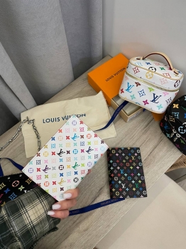 Обложка на паспорт  Louis Vuitton Артикул BMS-140613. Вид 5