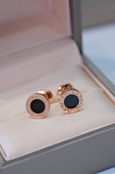 Серьги  из розового золота с вставкой из оникса или перламутра   Bvlgari Артикул BMS-141264. Вид 1