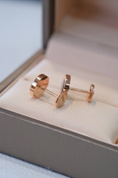 Серьги  из розового золота с вставкой из оникса или перламутра   Bvlgari Артикул BMS-141264. Вид 2