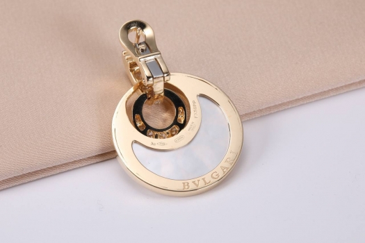 Серьги  Intarsio — это пара украшений из розового золота, перламутра и бриллиантов  Bvlgari Артикул BMS-141270. Вид 4