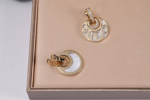 Серьги  Intarsio — это пара украшений из розового золота, перламутра и бриллиантов  Bvlgari Артикул BMS-141270. Вид 5