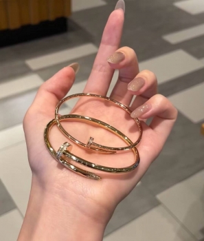 Браслет Juste un Clou 18 карат, 14 бриллиантов классической огранки  Cartier Артикул BMS-141504. Вид 3