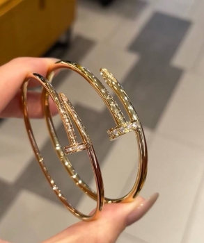 Браслет Juste un Clou 18 карат, 14 бриллиантов классической огранки  Cartier Артикул BMS-141504. Вид 5