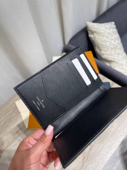 Обложка на паспорт Louis Vuitton Артикул BMS-145292. Вид 2