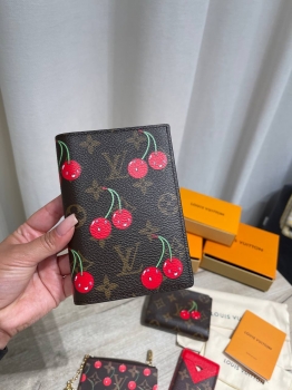 Обложка на паспорт  Louis Vuitton Артикул BMS-147111. Вид 1