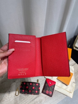 Обложка на паспорт  Louis Vuitton Артикул BMS-147111. Вид 2