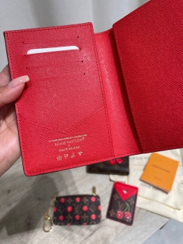 Обложка на паспорт  Louis Vuitton Артикул BMS-147111. Вид 3