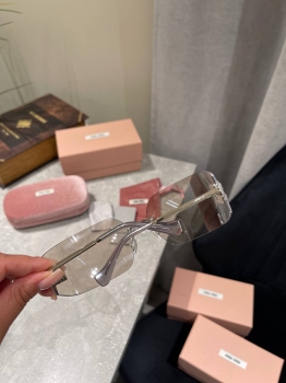 Очки  Miu Miu Артикул BMS-147485. Вид 4