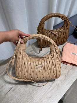 Сумка женская 25 cm Miu Miu Артикул BMS-147646. Вид 3