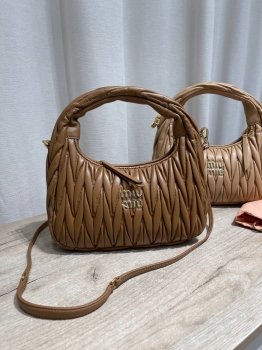 Сумка женская 25 cm Miu Miu Артикул BMS-147645. Вид 1