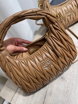 Сумка женская 25 cm Miu Miu Артикул BMS-147645. Вид 3