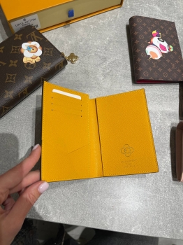 Обложка на паспорт Louis Vuitton Артикул BMS-150364. Вид 2