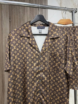 Костюм мужской Louis Vuitton Артикул BMS-150575. Вид 2 Костюм мужской Louis Vuitton Артикул BMS-150575. Вид 2