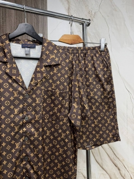 Костюм мужской Louis Vuitton Артикул BMS-150575. Вид 3 Костюм мужской Louis Vuitton Артикул BMS-150575. Вид 3