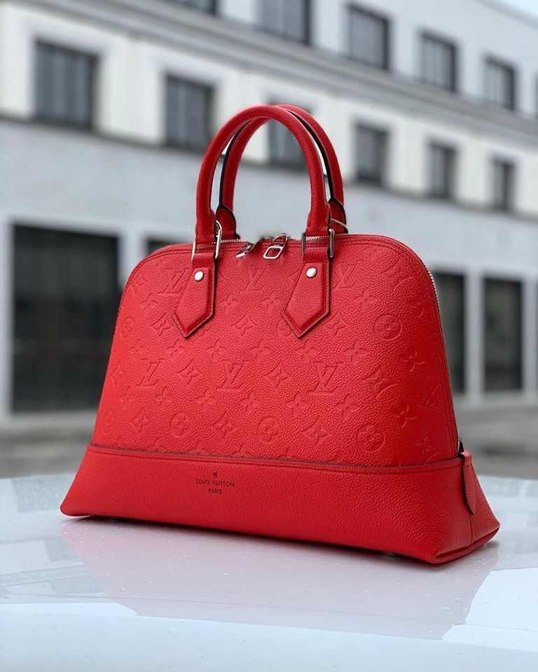 Луи виттон красный. Сумка Louis Vuitton красная. Луи Виттон сумки женские. Сумка Луи Виттон яркая. Луи Виттон рыжая сумка женская.