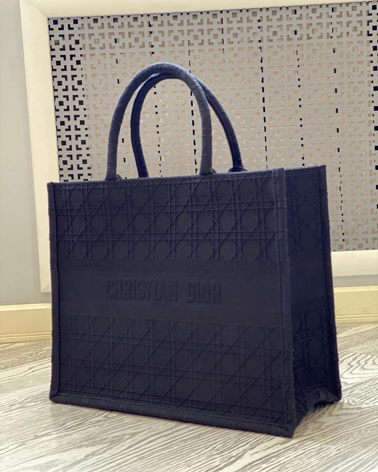 Сумка book tote. Сумка диор бук тоут. Сумка Dior book Tote. Middelgrote Dior book Tote серая. Middelgrote Dior book Tote.