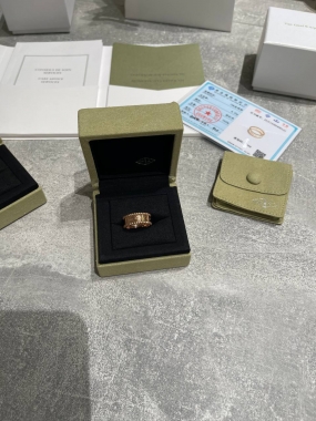   Кольцо Van Cleef коллекция Perlеe signature 