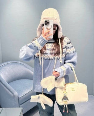 Свитер женский