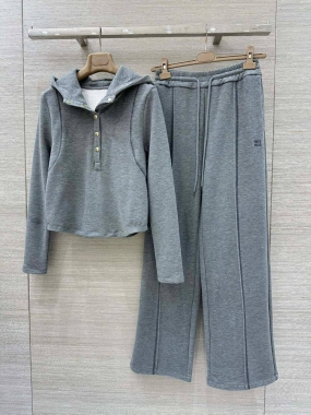 Костюм женский