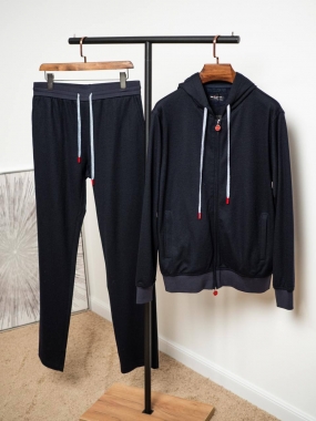 Костюм спортивный