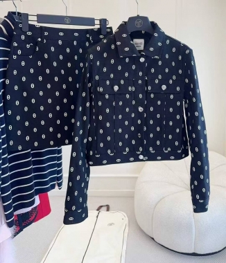 Костюм женский