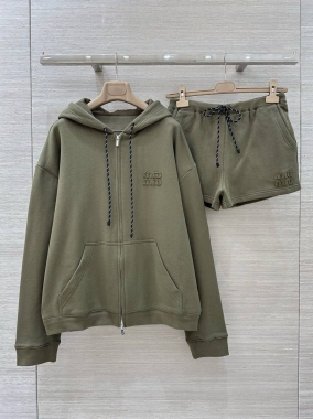 Костюм женский