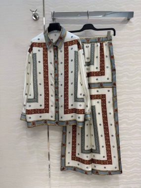 Костюм женский