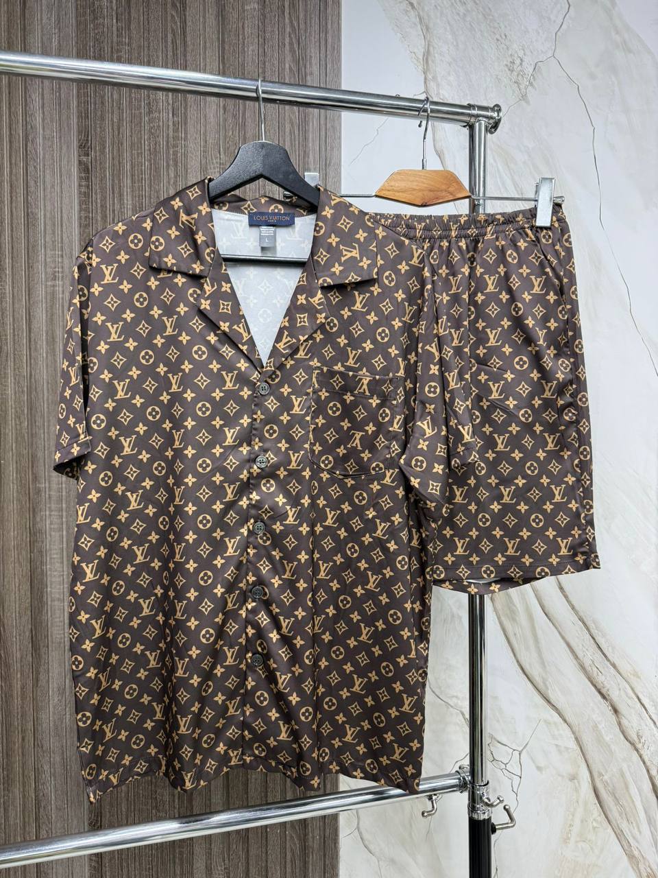 Костюм мужской Louis Vuitton Артикул BMS-150575 Костюм мужской Louis Vuitton Артикул BMS-150575